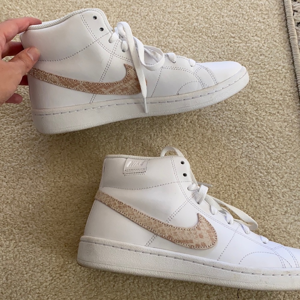 Nike women’s Court Royale 2 Mid Sneakers